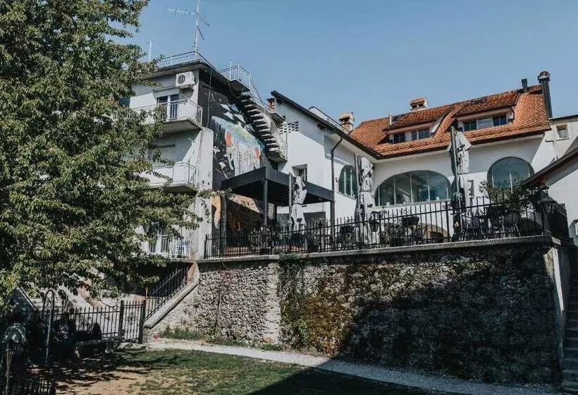 تختخواب و صبحانه Layer Residences