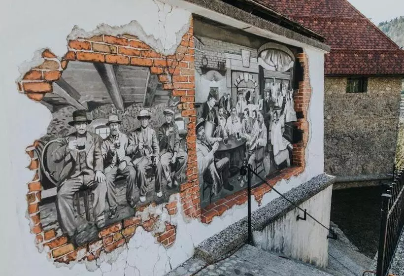 تختخواب و صبحانه Layer Residences