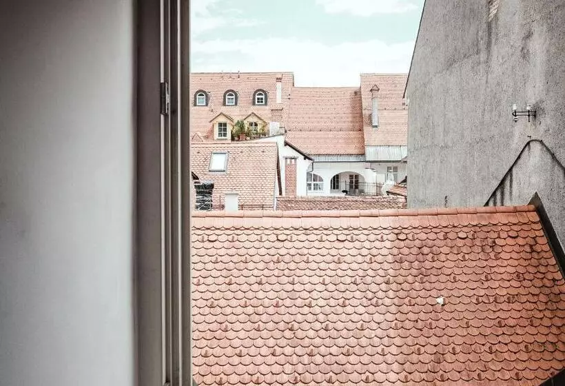 تختخواب و صبحانه Layer Residences