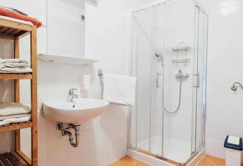 تختخواب و صبحانه Layer Residences