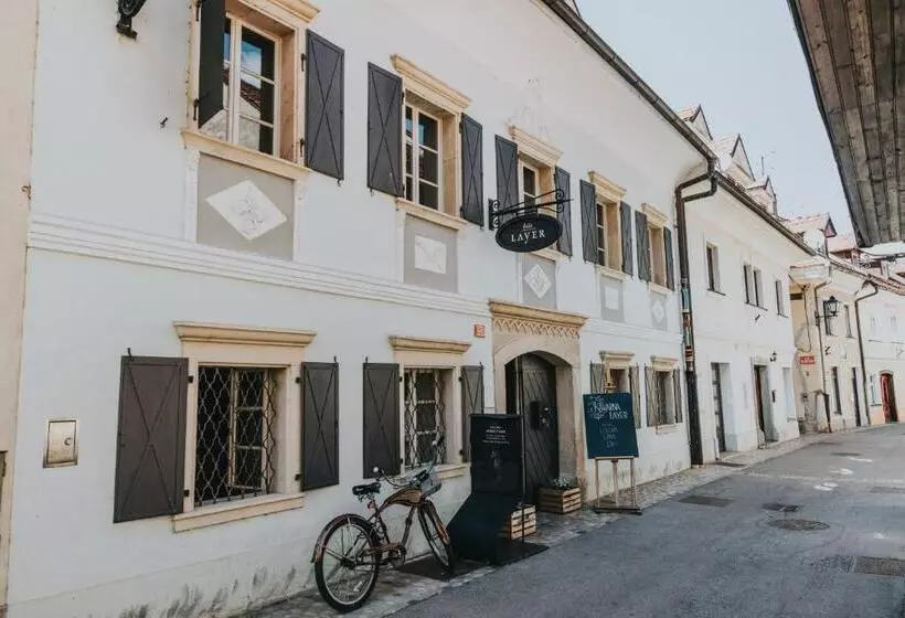 تختخواب و صبحانه Layer Residences