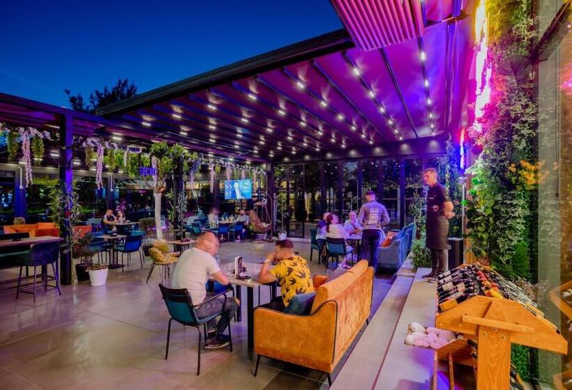 酒店 Royal East Resort