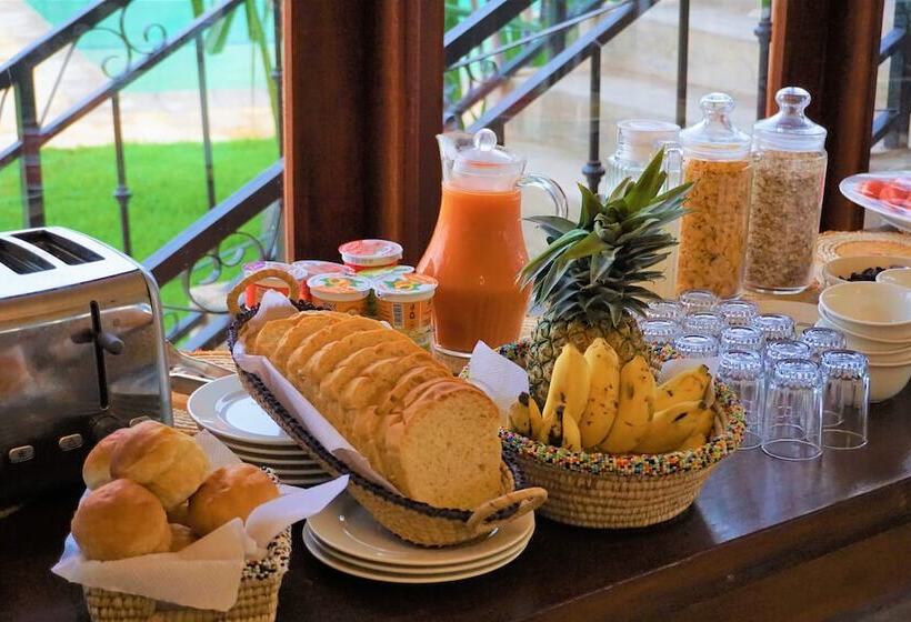 호텔 Moyoni Airport Lodge