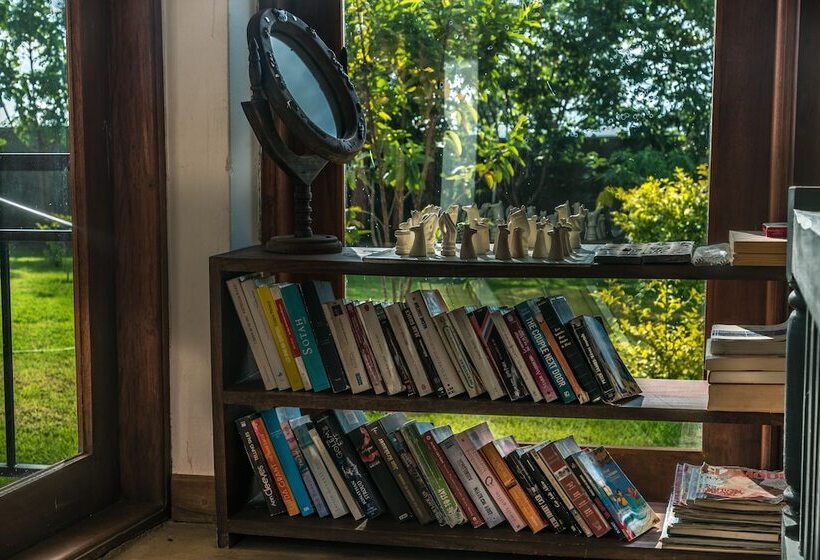 호텔 Moyoni Airport Lodge