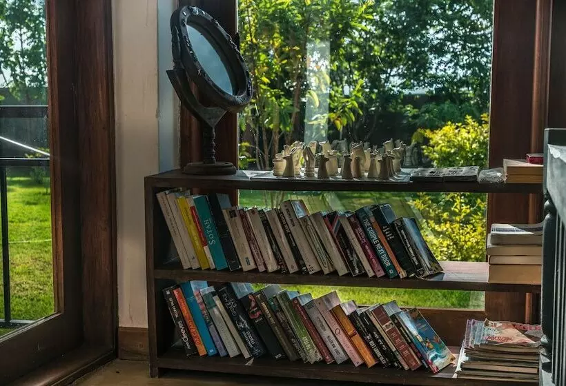 هتل Moyoni Airport Lodge