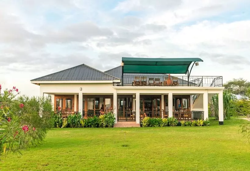 هتل Moyoni Airport Lodge