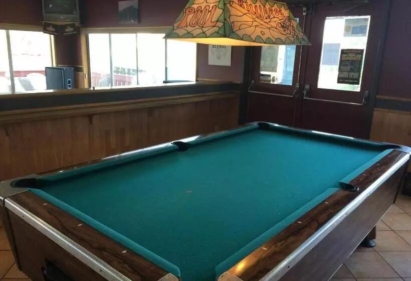 Motelli Island West Resort