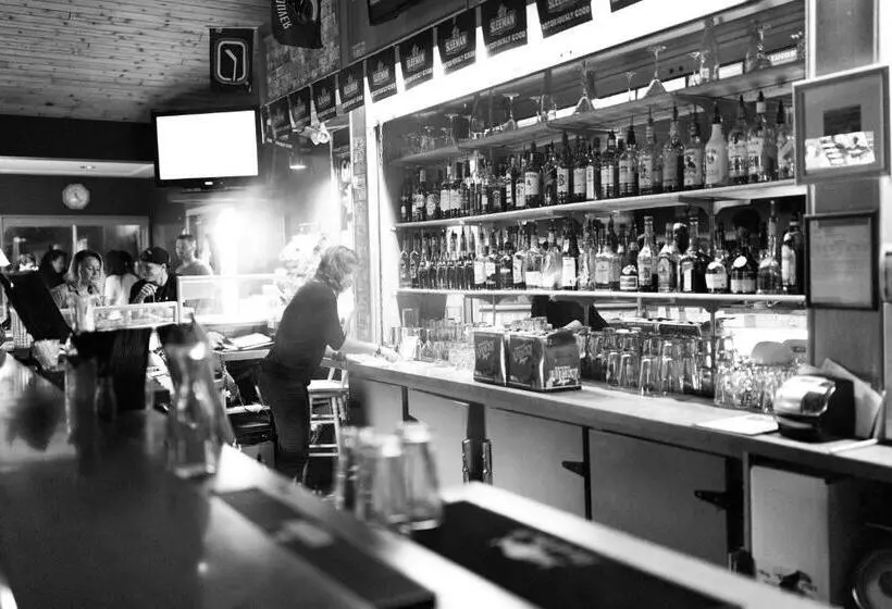 Motelli Island West Resort