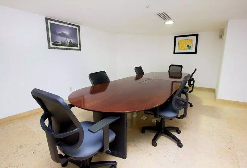 בית מלון כפרי Holiday Inn Express Nuevo Laredo, An Ihg