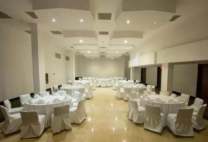 בית מלון כפרי Holiday Inn Express Nuevo Laredo, An Ihg