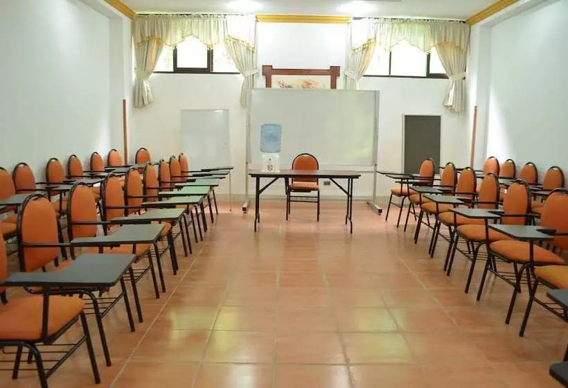 هتل Rio Selva Resort Yungas