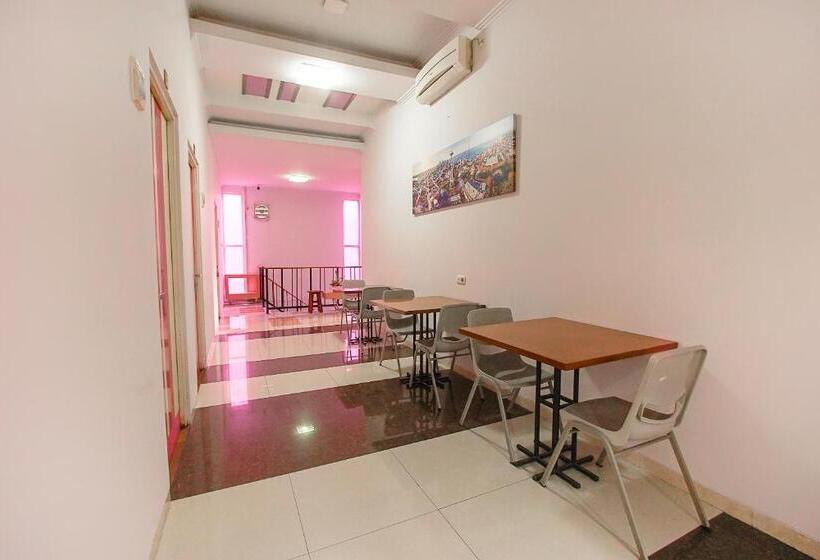 Urbanview Hotel Fif Fa Syariah Kauman Malang