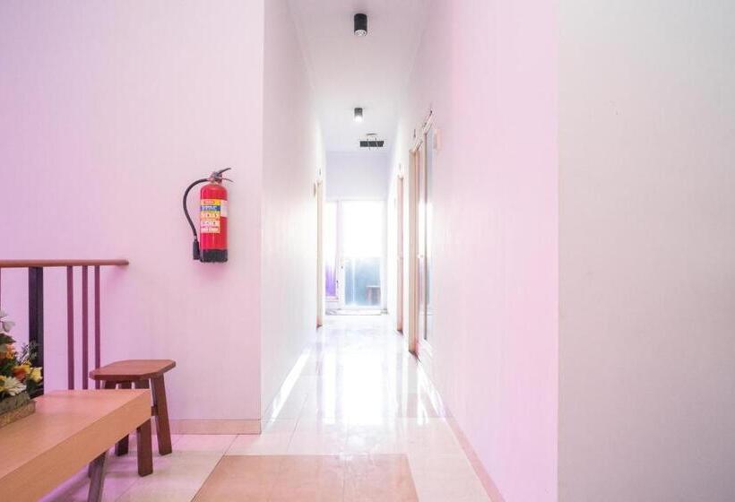 Urbanview Hotel Fif Fa Syariah Kauman Malang