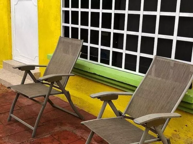 هتل Airport Sleepy Inn