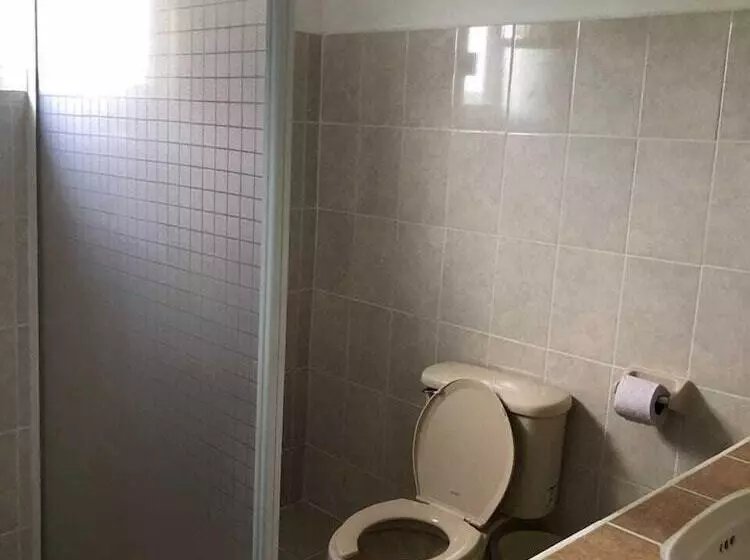 هتل Airport Sleepy Inn