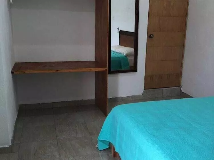 هتل Airport Sleepy Inn