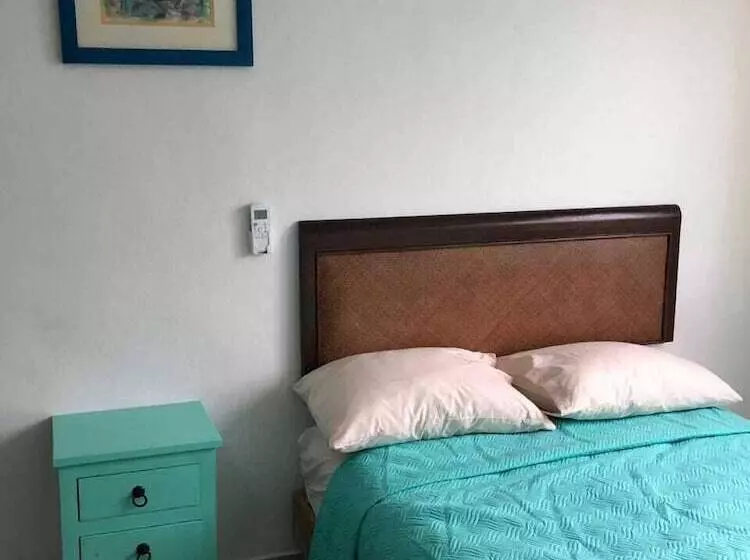 هتل Airport Sleepy Inn