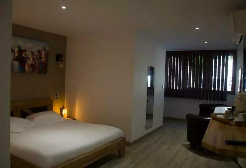 Hotelli Aux Platanes