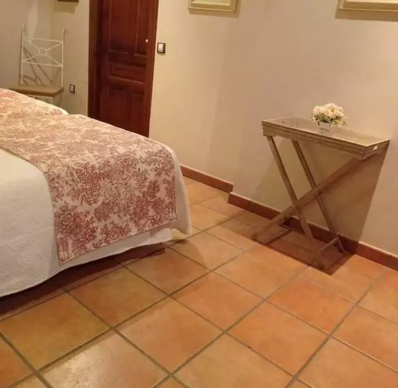 هتل El Cuartel De Lugueros