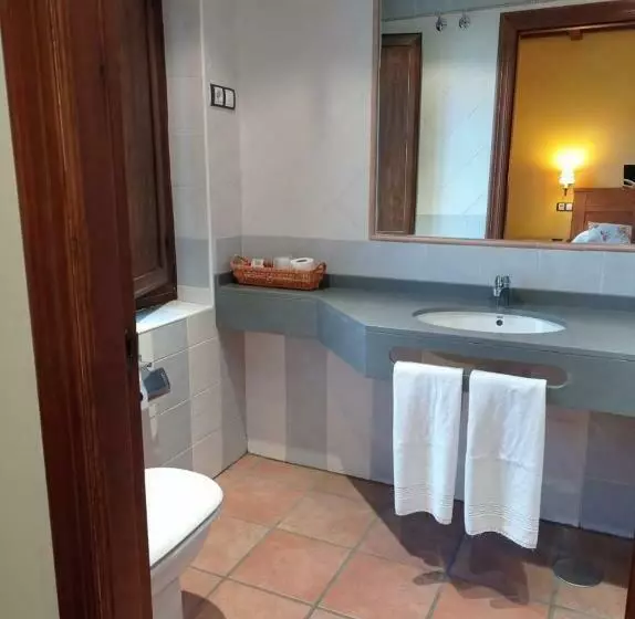 هتل El Cuartel De Lugueros