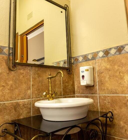 פנסיון Ikhutse Manor Guesthouse