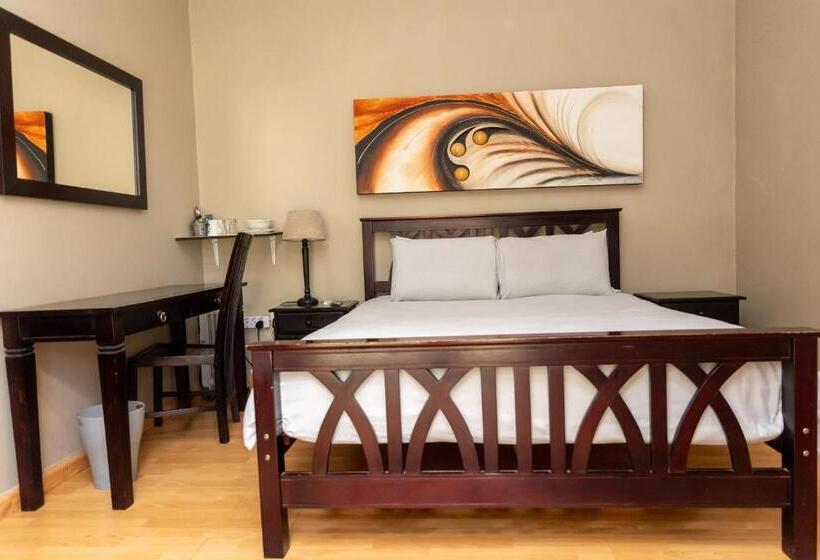 פנסיון Ikhutse Manor Guesthouse