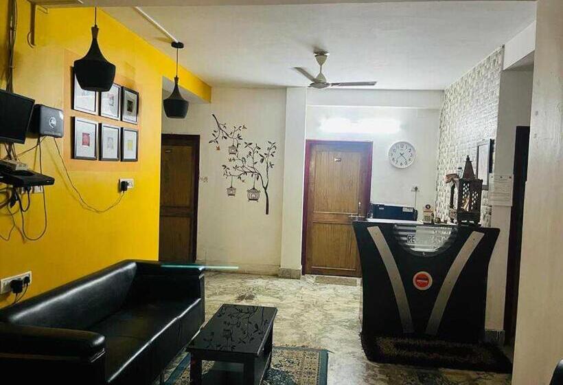 ホテル Oyo 83895 Saket Homes