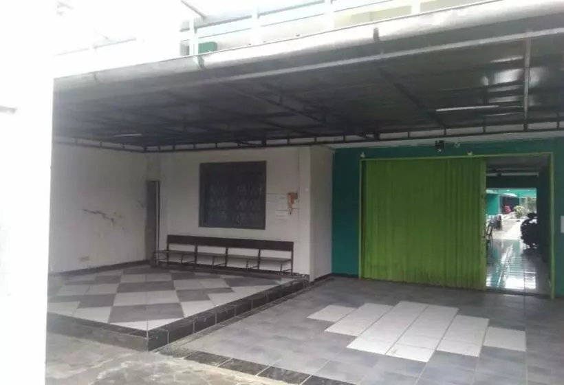 Hotelli Oyo 90766 Gardenia Boarding House