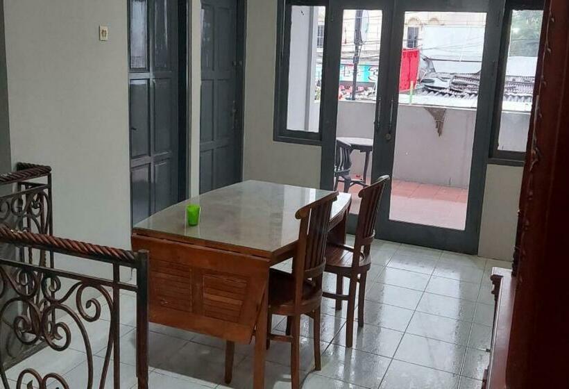 Hotel Oyo 90766 Gardenia Boarding House