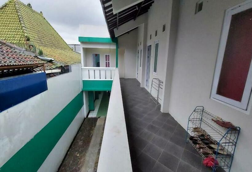 Hotel Oyo 90766 Gardenia Boarding House