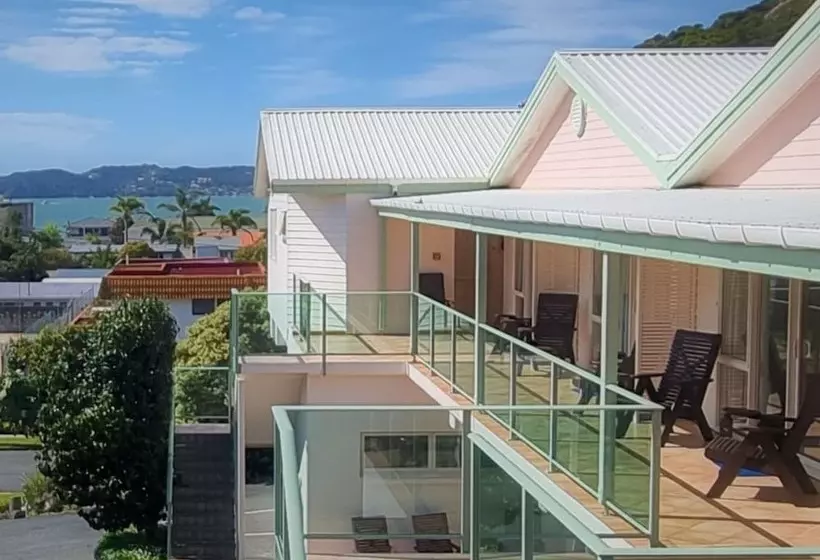 هتل Admirals View Lodge