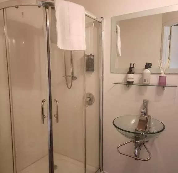 בית מלון כפרי Avalon Resort