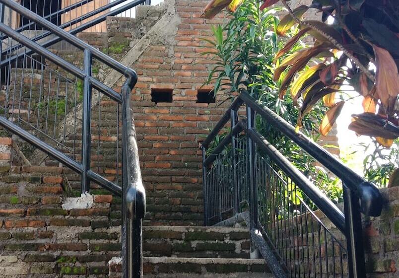 הוסטל Cheap Inn Banyuwangi