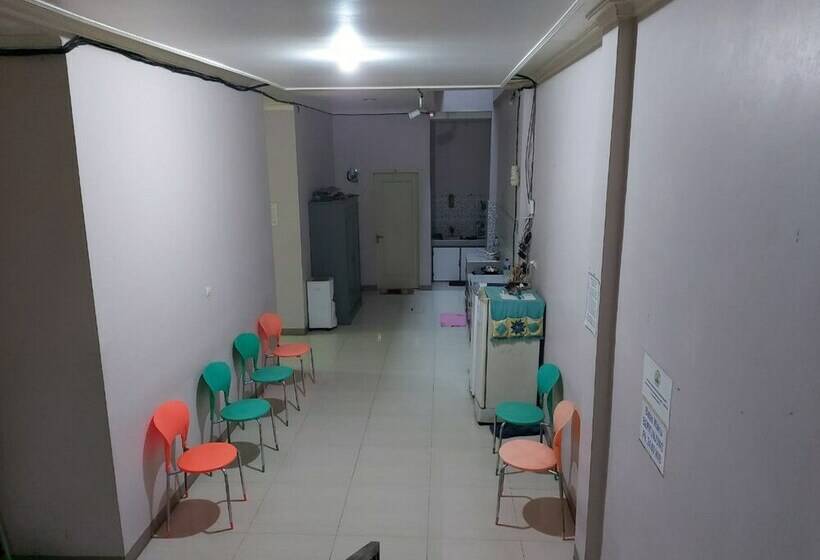 הוסטל Zleepy Pondok Gramada