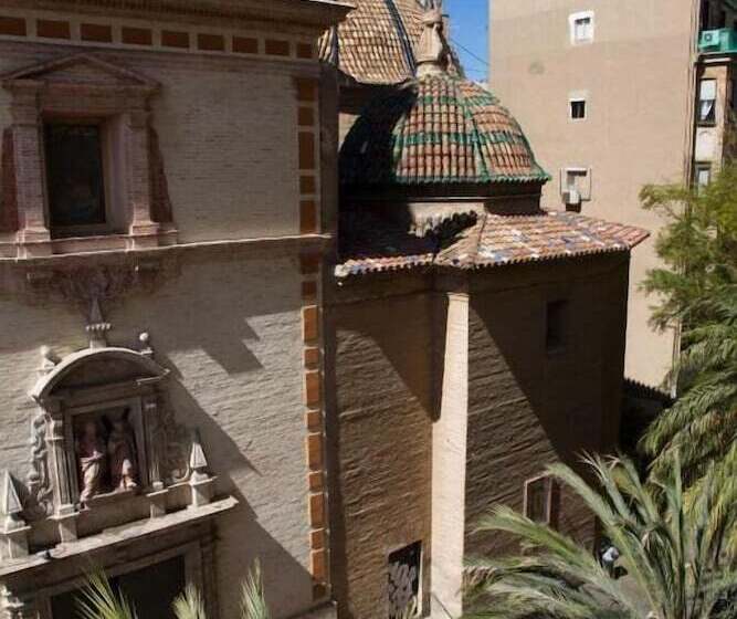 هتل Russafa Youth Hostel