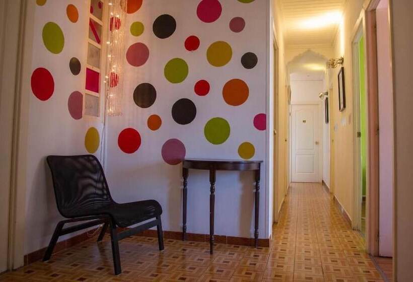 هتل Russafa Youth Hostel