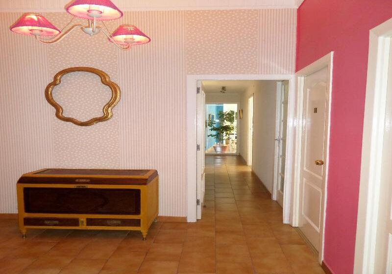 هتل Russafa Youth Hostel