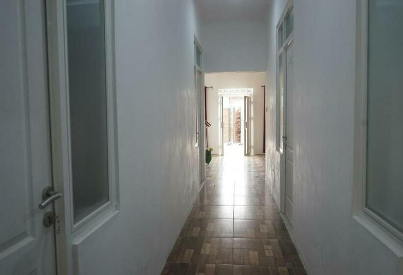 Hostel Koolkost Syariah At Laweyan Solo