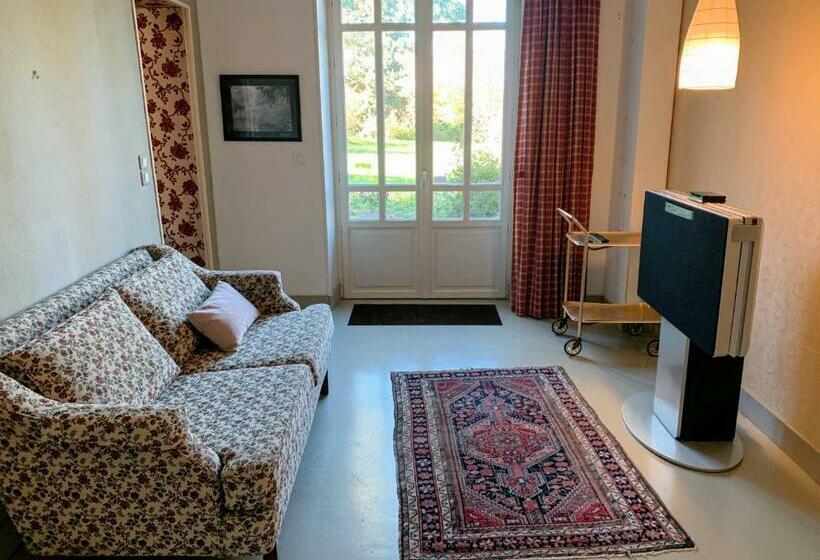 مبيت وإفطار Chateau De La Combe Suites