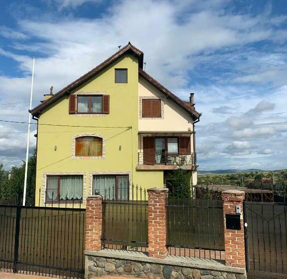 تختخواب و صبحانه Casa Din Deal