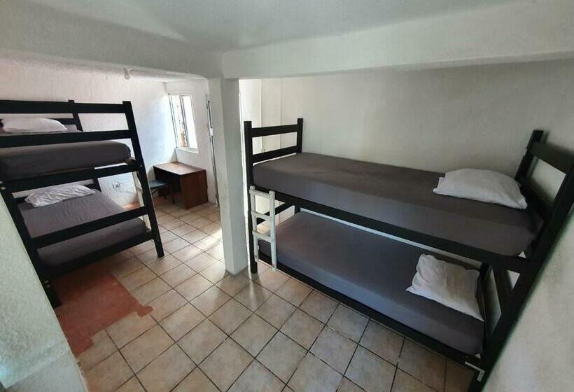 פנסיון Nómadas Hostel