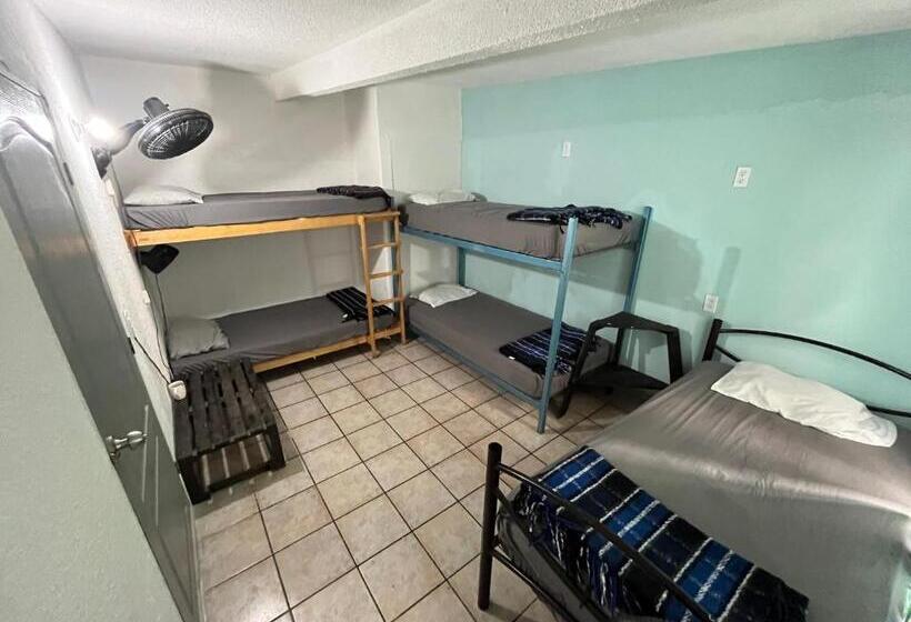 פנסיון Nómadas Hostel