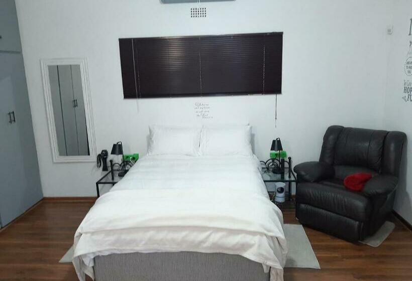פנסיון Nikita S Self Catering Haven 2