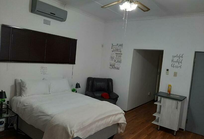פנסיון Nikita S Self Catering Haven 2