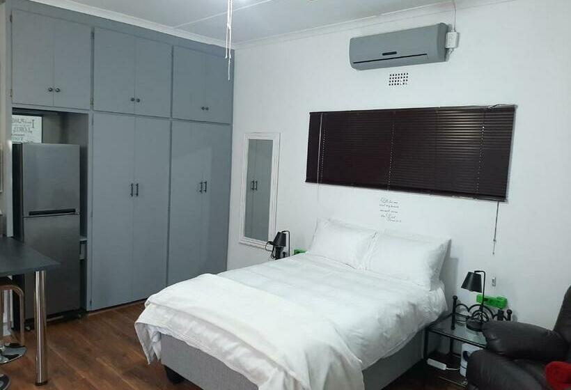 פנסיון Nikita S Self Catering Haven 2