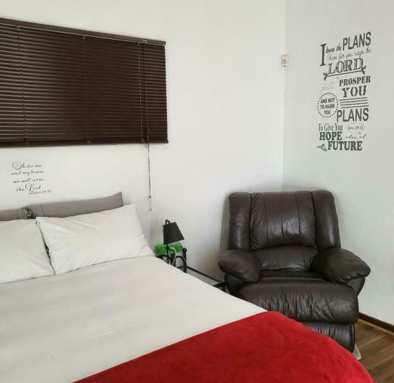 פנסיון Nikita S Self Catering Haven 2