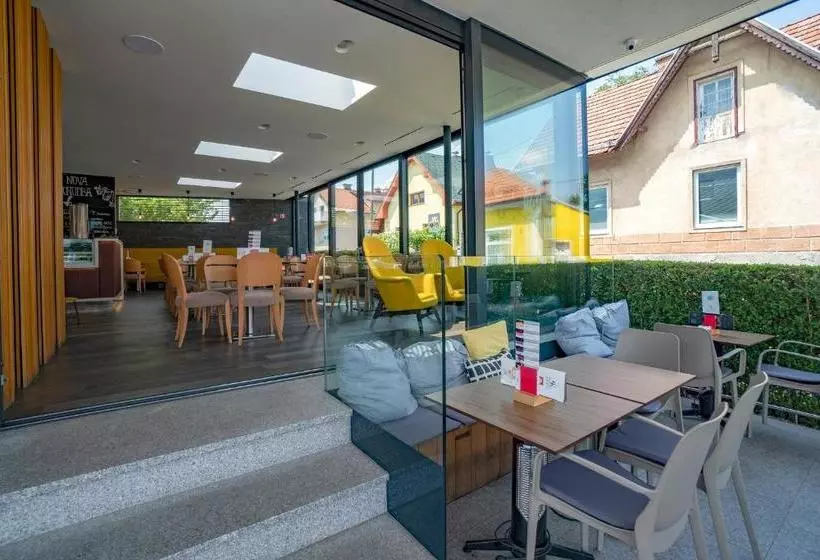 تختخواب و صبحانه Guest House Pohorska Kavarna