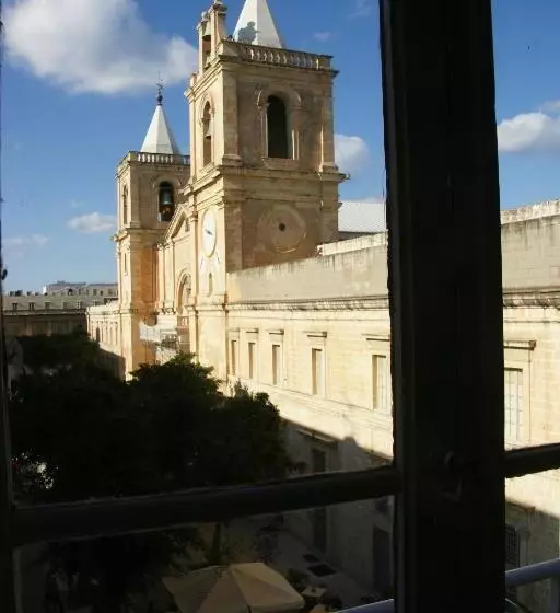 تختخواب و صبحانه Luciano Valletta Boutique