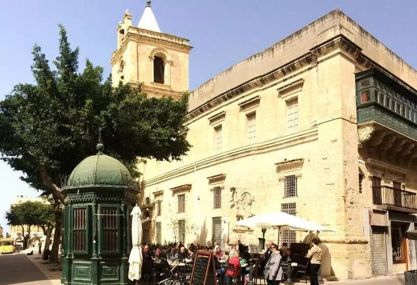 تختخواب و صبحانه Luciano Valletta Boutique