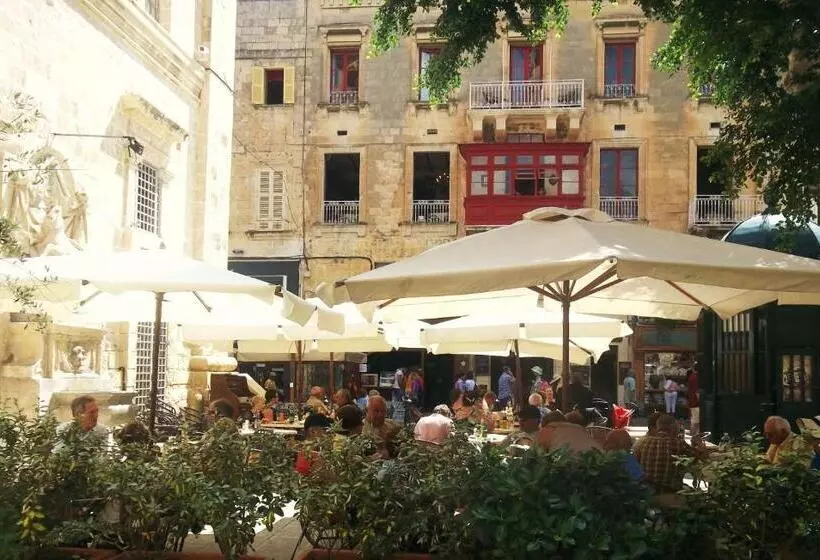 تختخواب و صبحانه Luciano Valletta Boutique